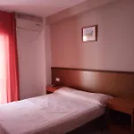 Iris Hotel *