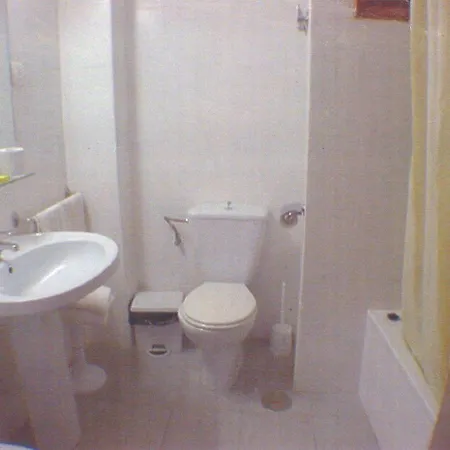 Iris Hotel *