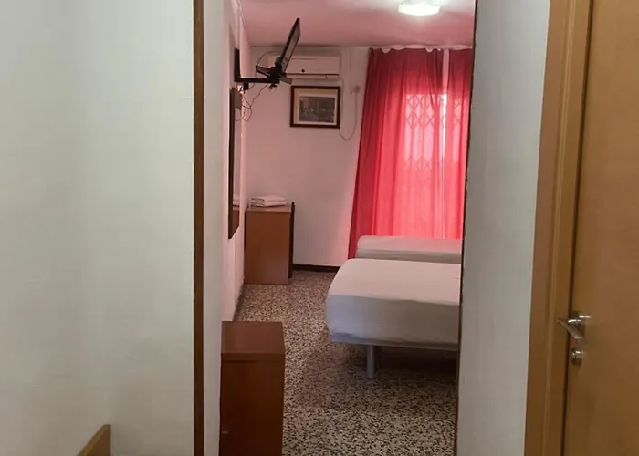 Iris Hotel *