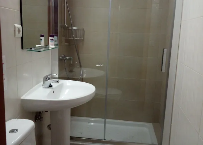 Iris Hotel *