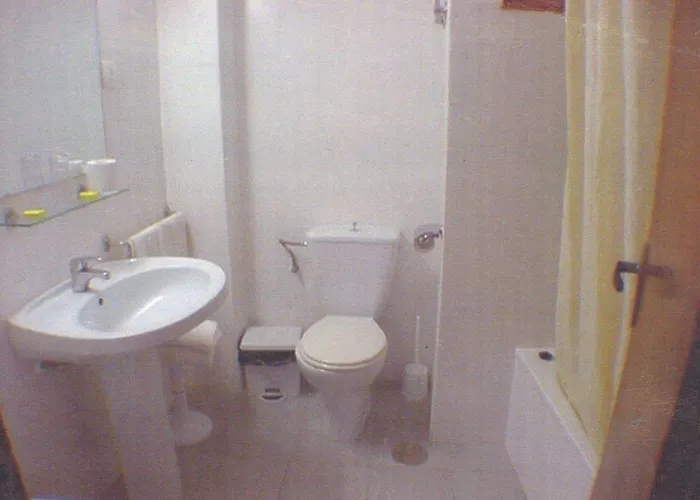 Iris Hotel *