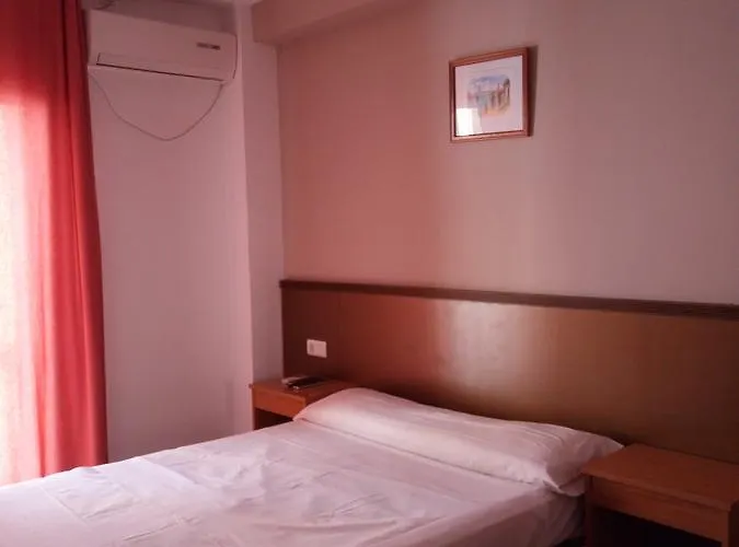 Iris Hotel *