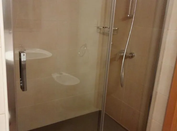 Iris Hotel *